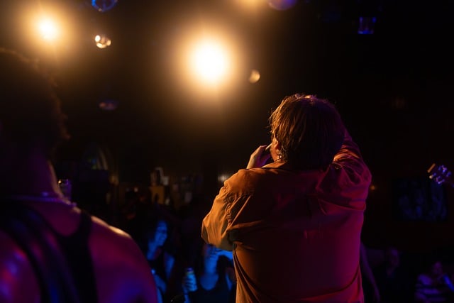 Ancient Songs, Iconic Stage: Josie Duncan's Gaelic Spell Stops King Tut's in Its Tracks